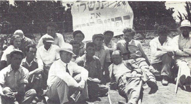 קושנר במשמרת  מאי 1934.  השני מימין שמעון קושניר. שלוש מימין שאול טשרניחובסקי