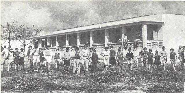  תלמידי בית-הספר בר-אילן בשעה הפסקה   